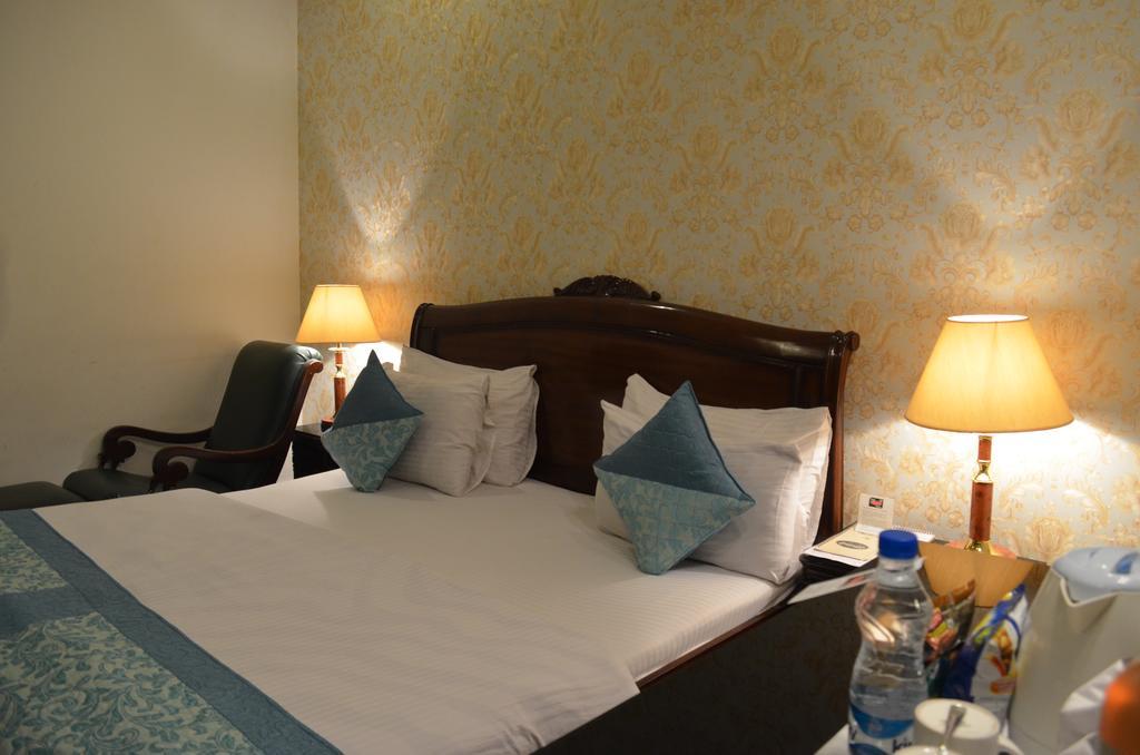 Hotel Emperor Palms Új-Delhi Kültér fotó