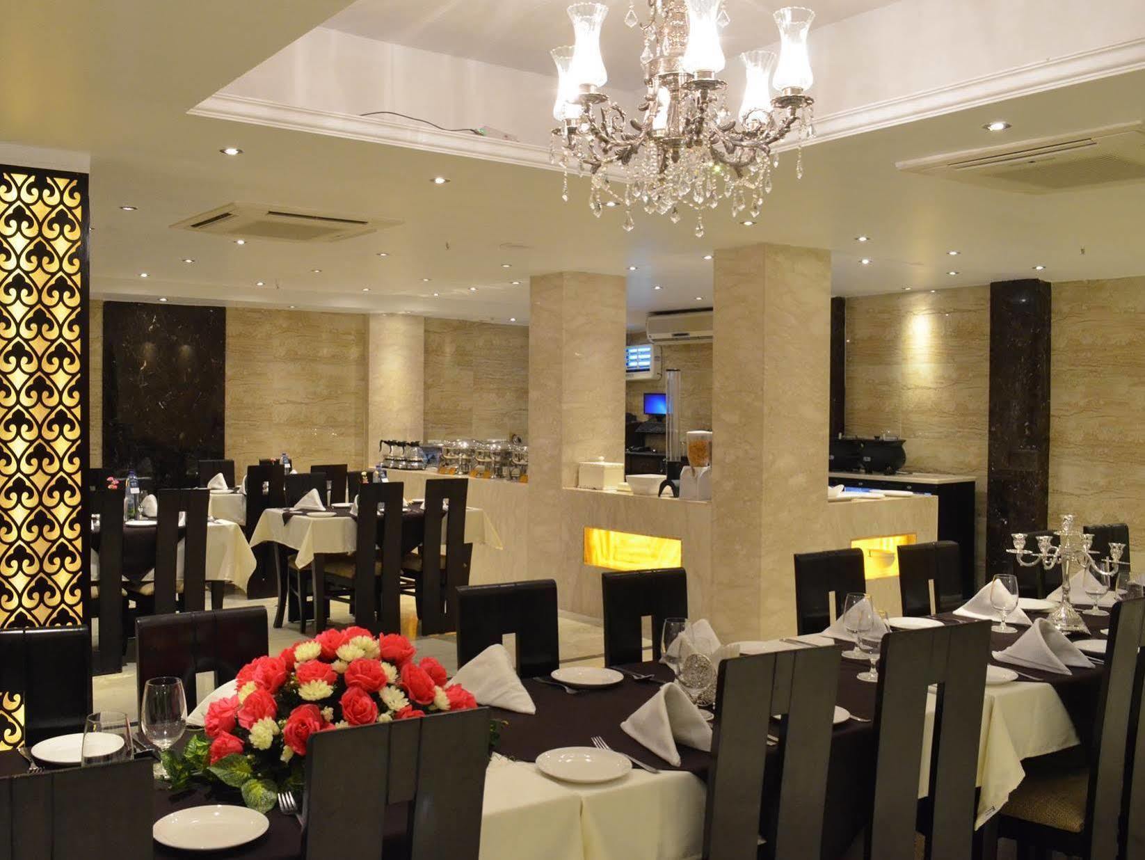 Hotel Emperor Palms Új-Delhi Kültér fotó
