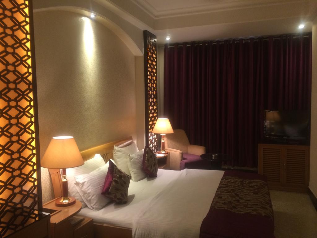 Hotel Emperor Palms Új-Delhi Szoba fotó