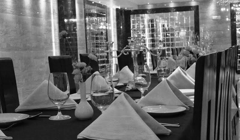 Hotel Emperor Palms Új-Delhi Kültér fotó